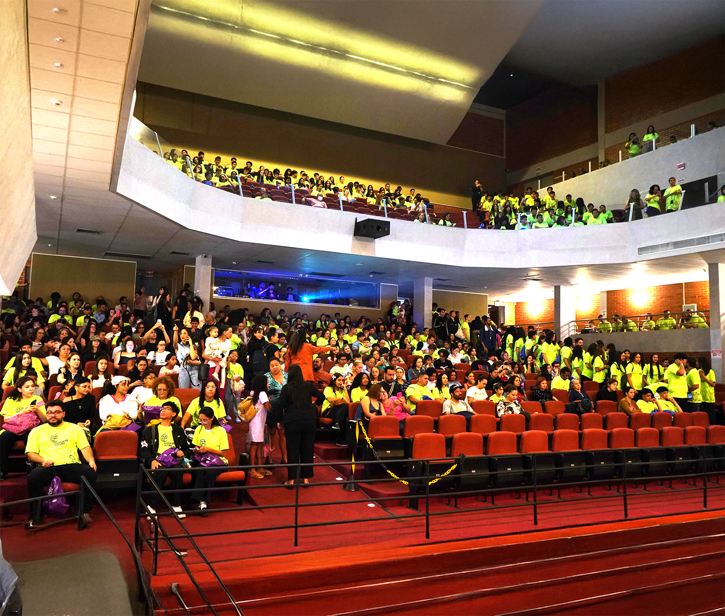 Secti entrega 500 cartões da Bolsa Profissionalizante a alunos das Escolas do Futuro de Goiás 