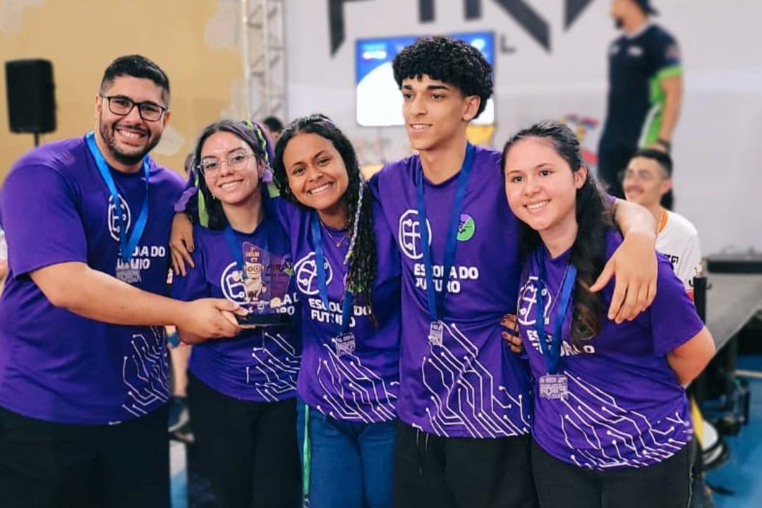 Estudantes e empreendedores desenvolvem ideias, produzem e geram valor em um mundo interconectado, participando de atividades práticas